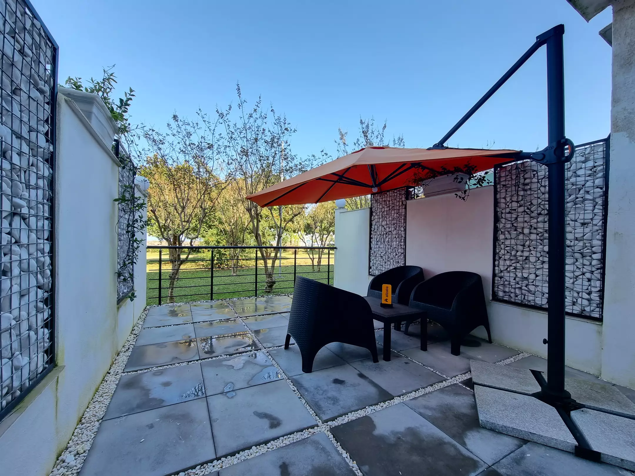 هتل سفید کنار بندر انزلی